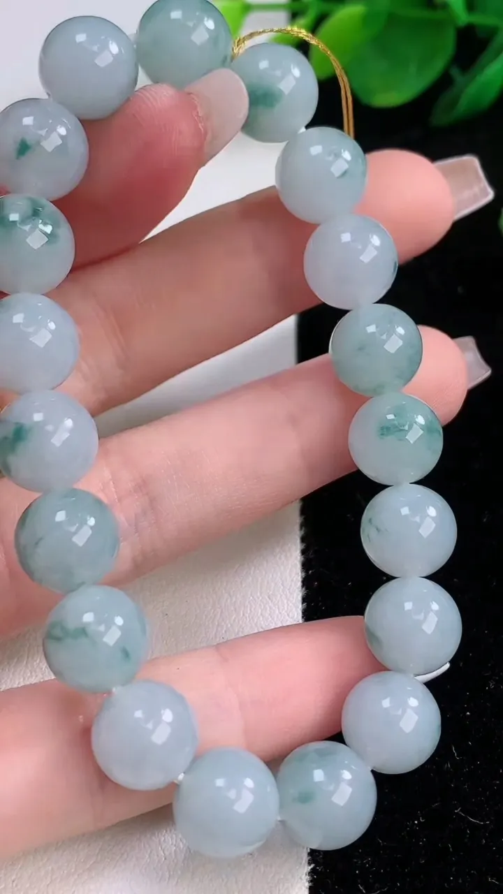 天然A货翡翠飘花圆珠手串，尺寸10-19颗，重量:34.10g12月7日
工厂直销收藏佳品,种好水足，色泽均匀，有种有色，上手高大气！