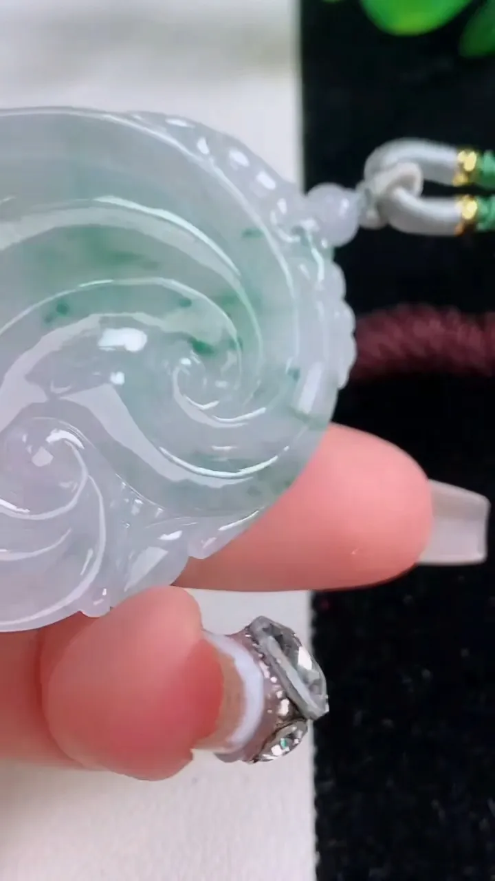 天然A货翡翠冰种飘花如意吊坠，尺寸50.8-37.2-6.3，重量:23.59g
12月7日