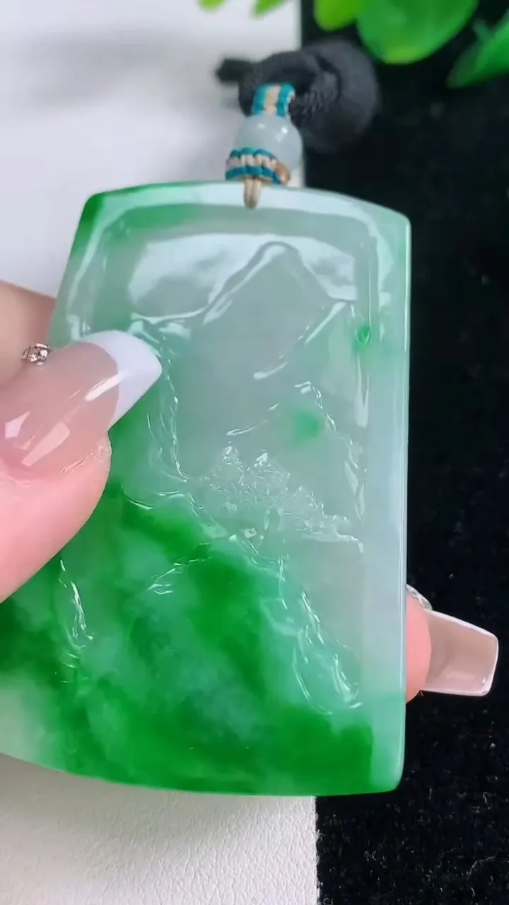 天然A货翡翠山水牌吊坠，尺寸58.6-40-4.7，重量:30.23g
12月7日