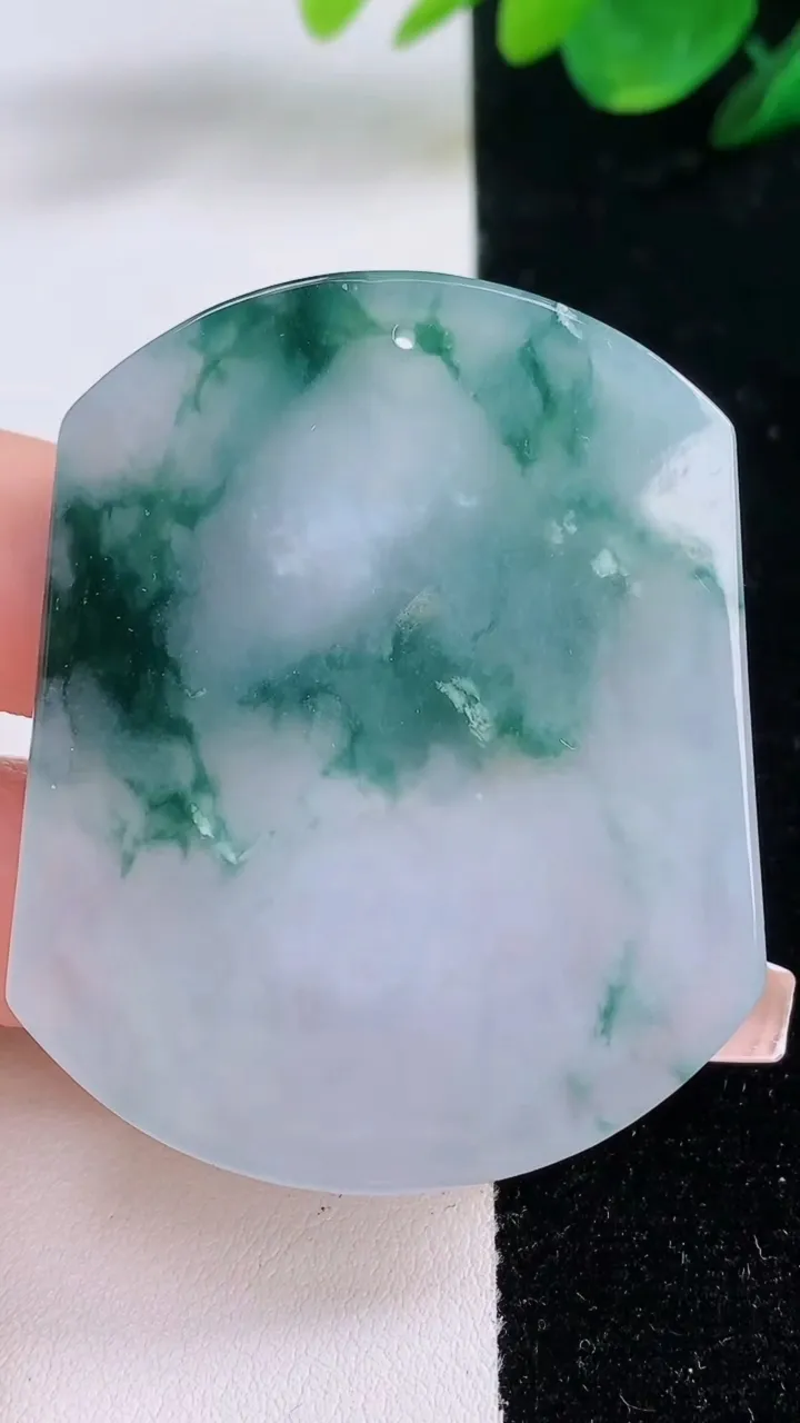 天然A货翡翠飘花龙牌吊坠，尺寸52.6-42.4-5.2，重量:28.59g
12月7日