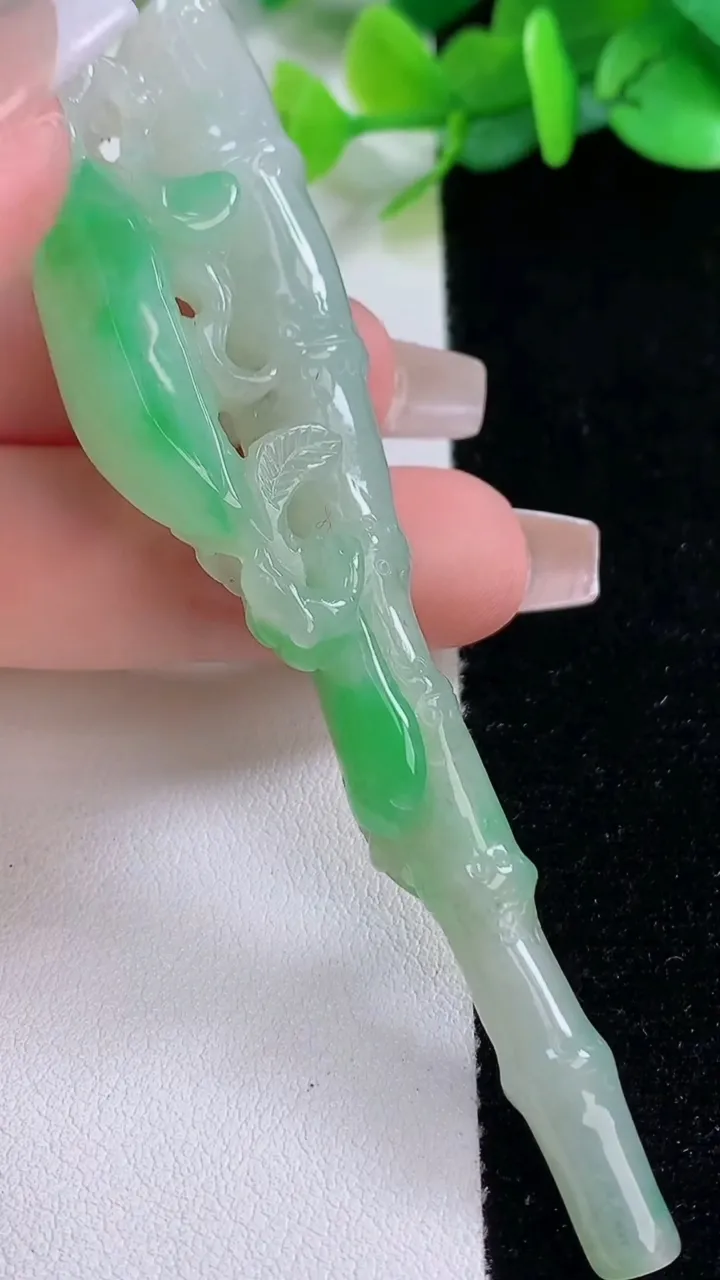 天然A货翡翠竹节烟嘴，尺寸90-21.8-13.6，重:23.38g
12月7日