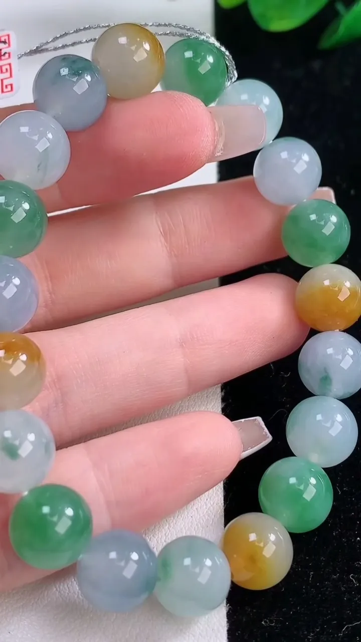 天然A货翡翠三彩圆珠手串，尺寸10-19颗，重量:32.50g12月7日
工厂直销收藏佳品,种好水足，色泽均匀，有种有色，上手高大气！