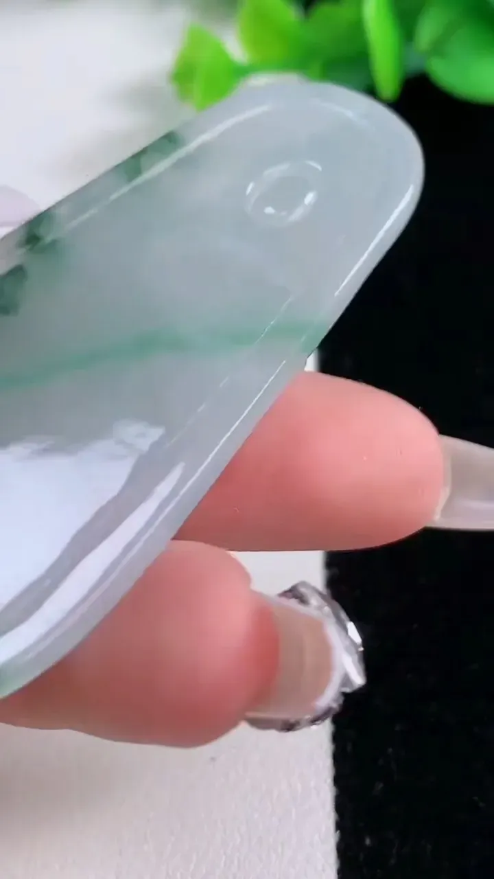 天然A货翡翠冰种飘花大势至菩萨吊坠，尺寸69-30-6，重:27.23g
12月7日