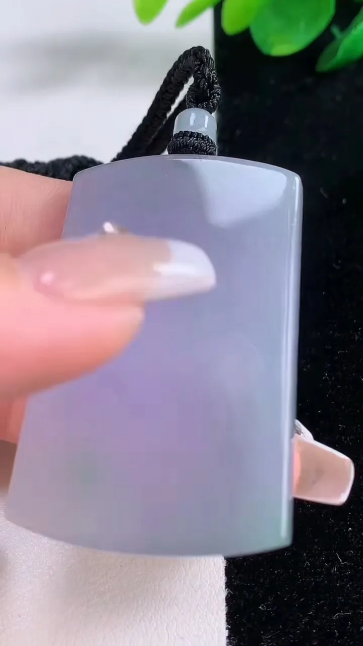 天然A货翡翠春带彩紫罗兰无事牌吊坠，尺寸51.4-34-5.8，重量:34.34g
12月7日