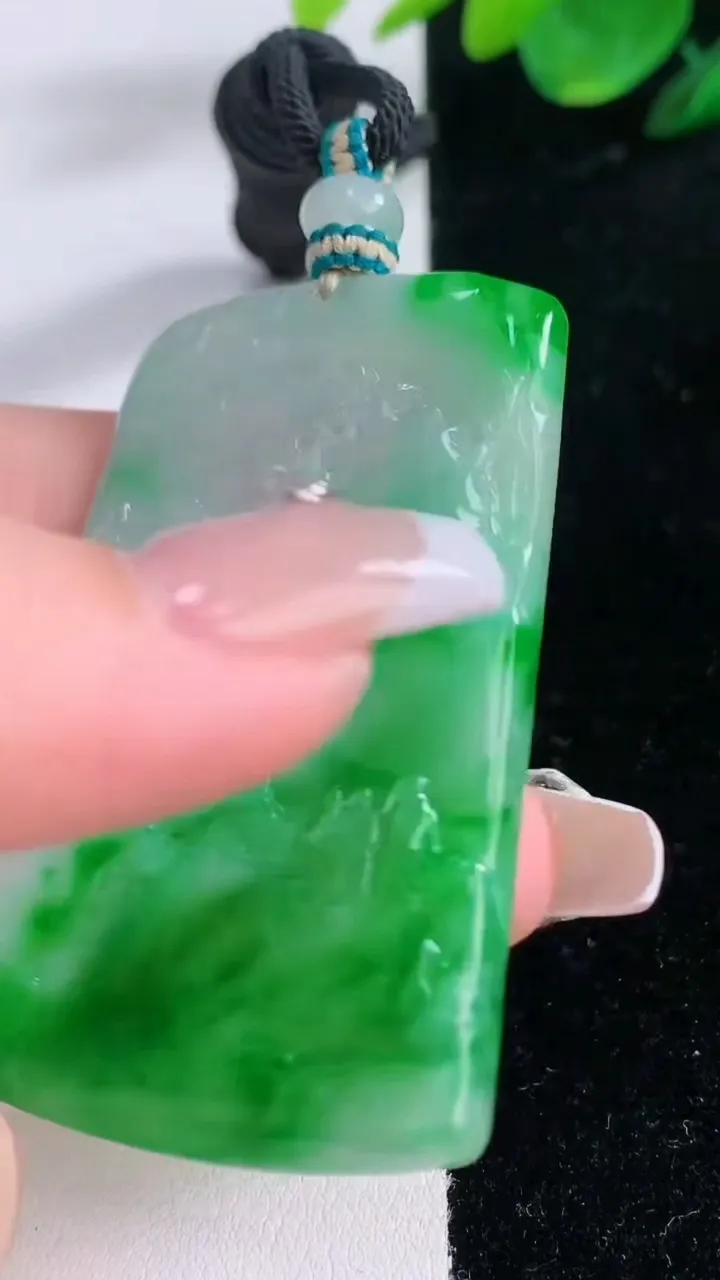 天然A货翡翠山水牌吊坠，尺寸58.6-40-4.7，重量:30.23g
12月7日