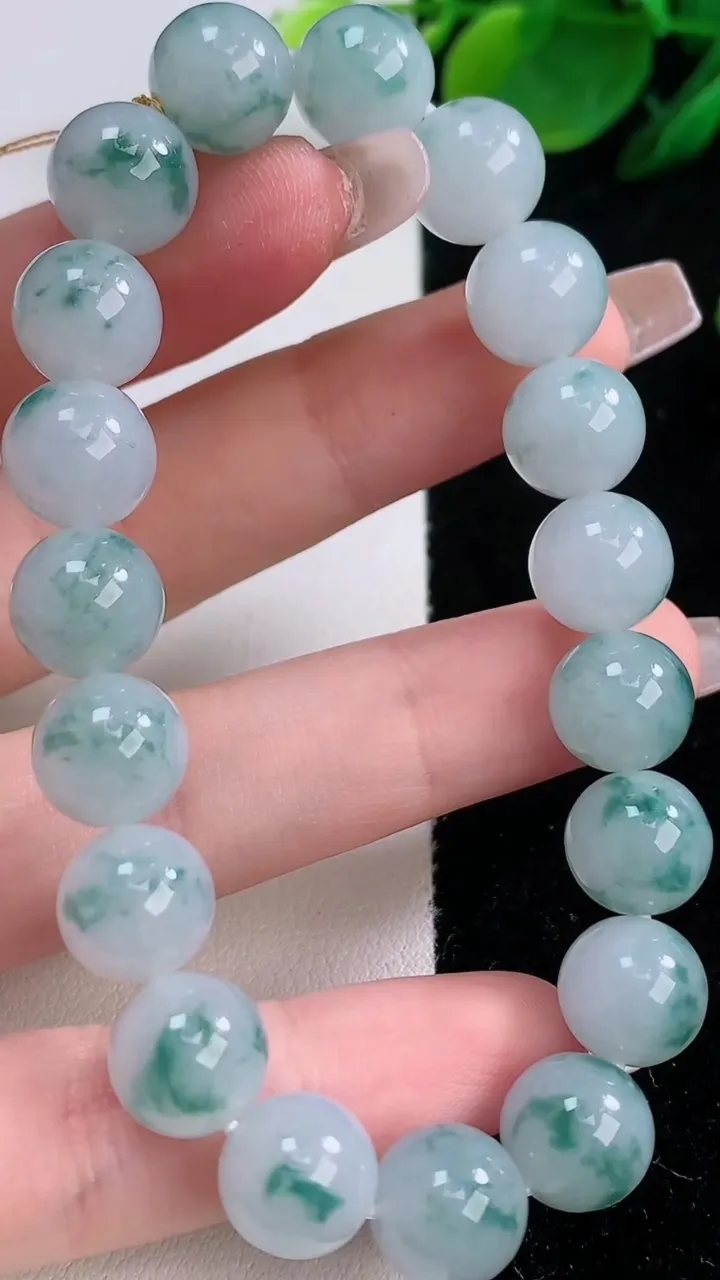 天然A货翡翠飘花圆珠手串，尺寸10-19颗，重量:34.10g12月7日
工厂直销收藏佳品,种好水足，色泽均匀，有种有色，上手高大气！