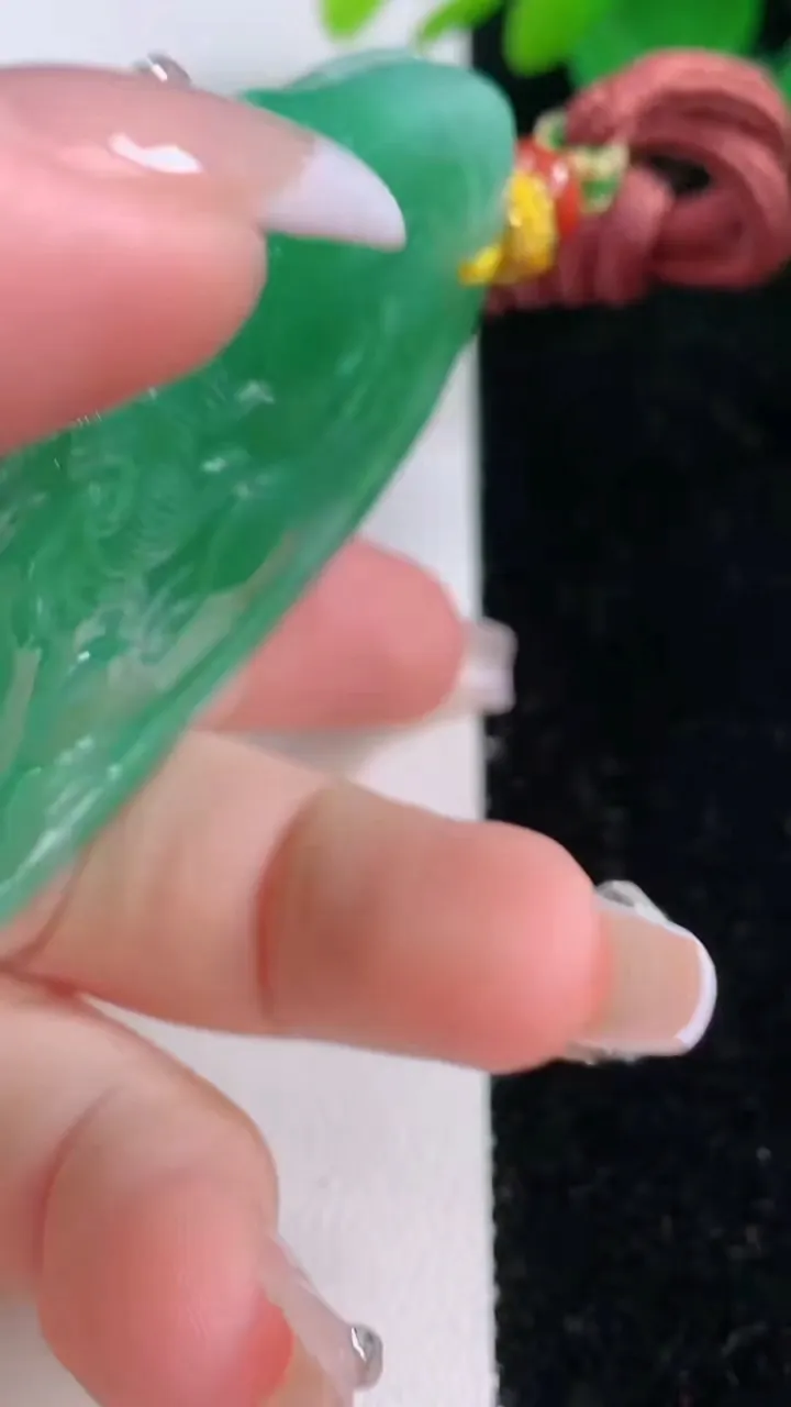 天然A货翡翠龙牌吊坠，尺寸70-46.6-10.3，重量:79.25g
12月7日