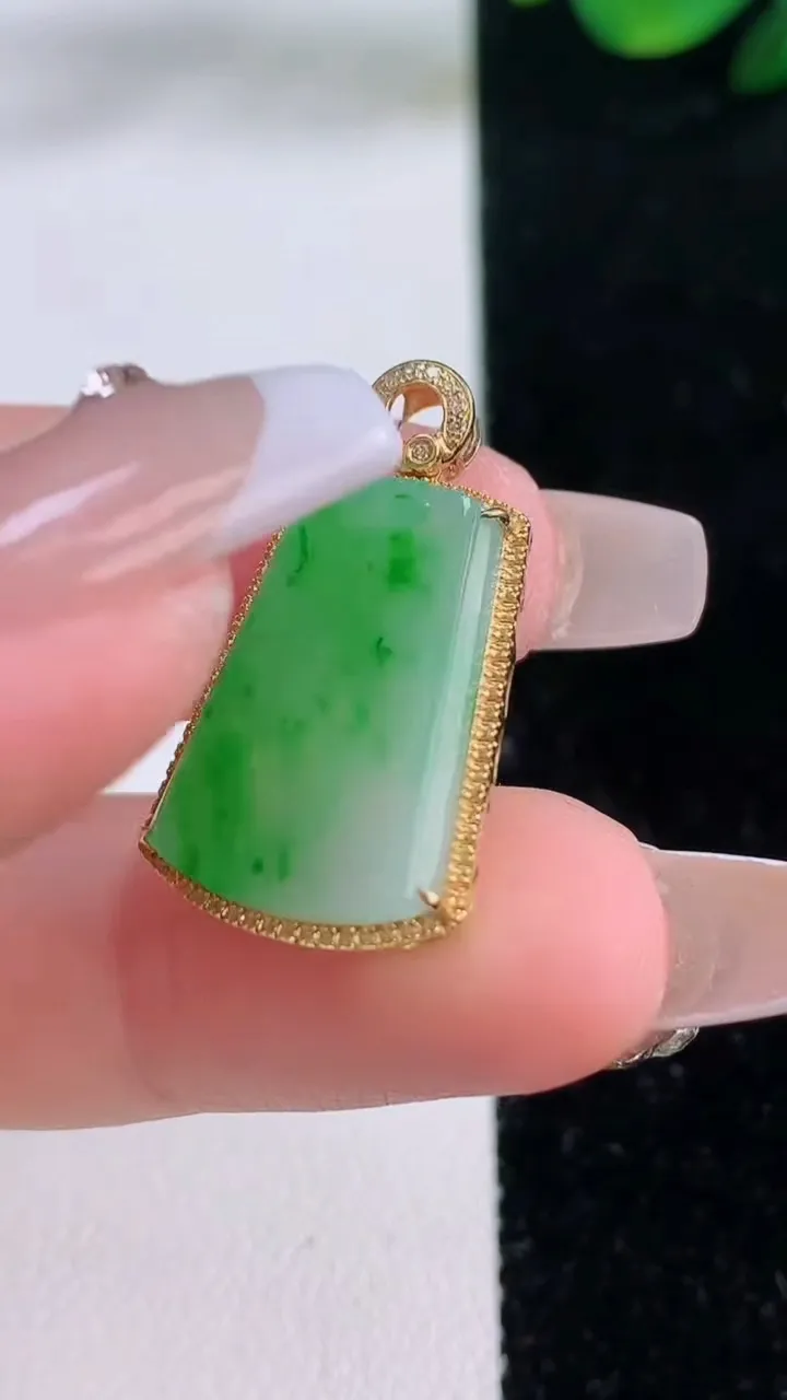 天然A货翡翠无事牌吊坠，尺寸26.6-15.5-3.9，裸石19-14重量:2.53g
12月7日