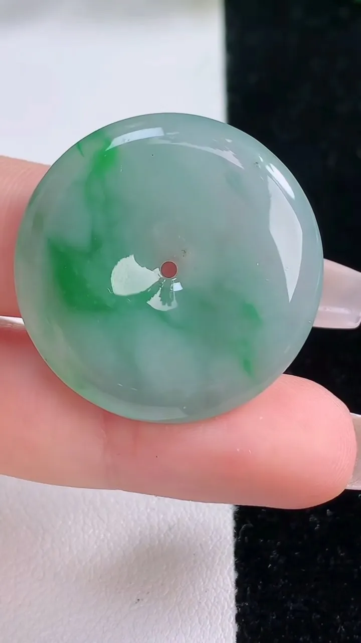 天然A货翡翠平安扣吊坠，尺寸30-5.4，重量:10.66g
12月7日