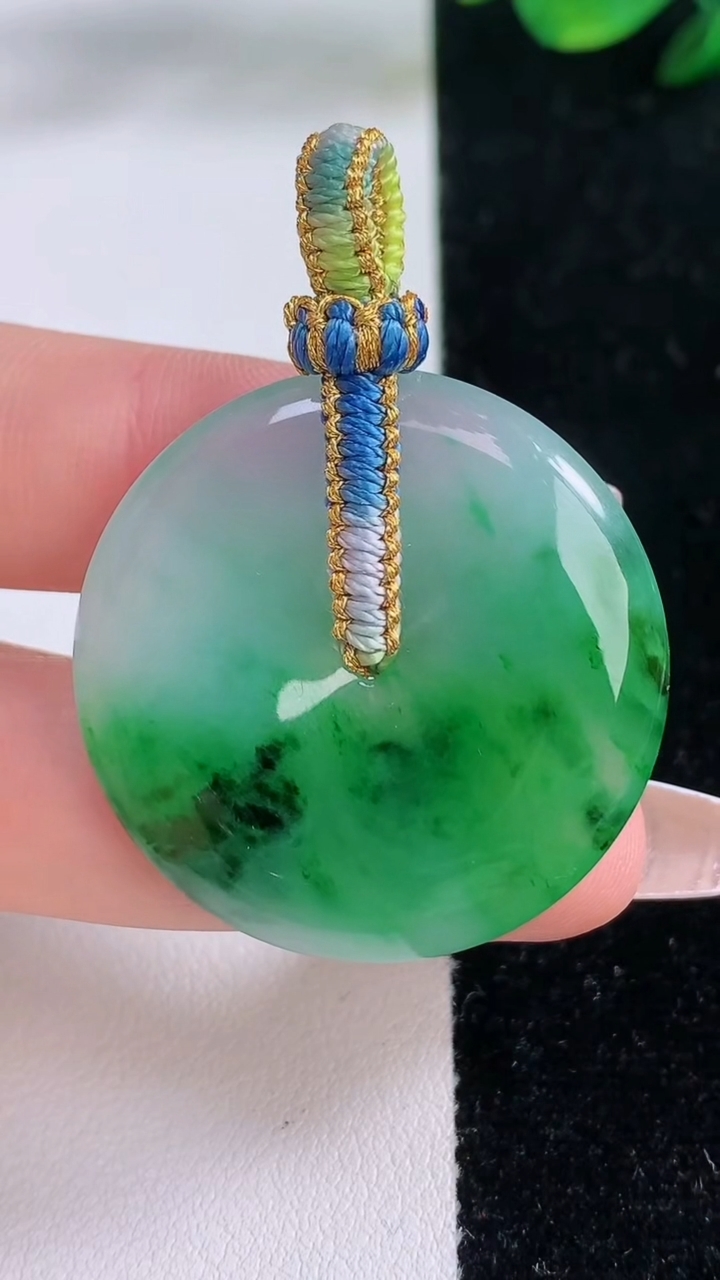 天然A货翡翠平安扣吊坠，尺寸33.7-5.5，重量:73.52g
12月7日