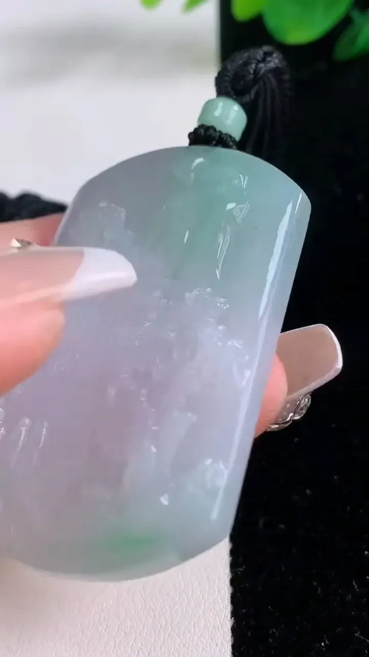 天然A货翡翠山水牌吊坠，尺寸52.3-38-6.2，重量:32.44g
12月7日