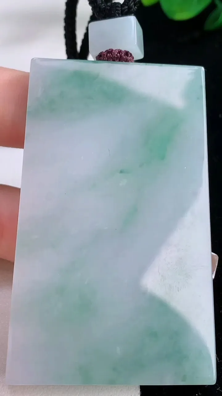 天然A货翡翠无事牌吊坠，尺寸64-40.3-6.2，重量:57.18g
12月7日