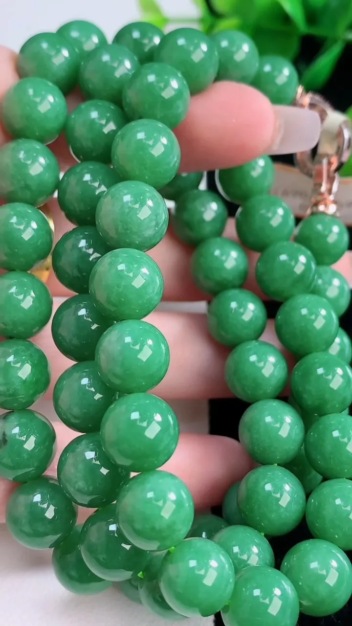 天然A货翡翠圆珠项链，尺寸10-60颗，重量:108.54g12月7日
工厂直销收藏佳品,种好水足，色泽均匀，有种有色，上手高大气！