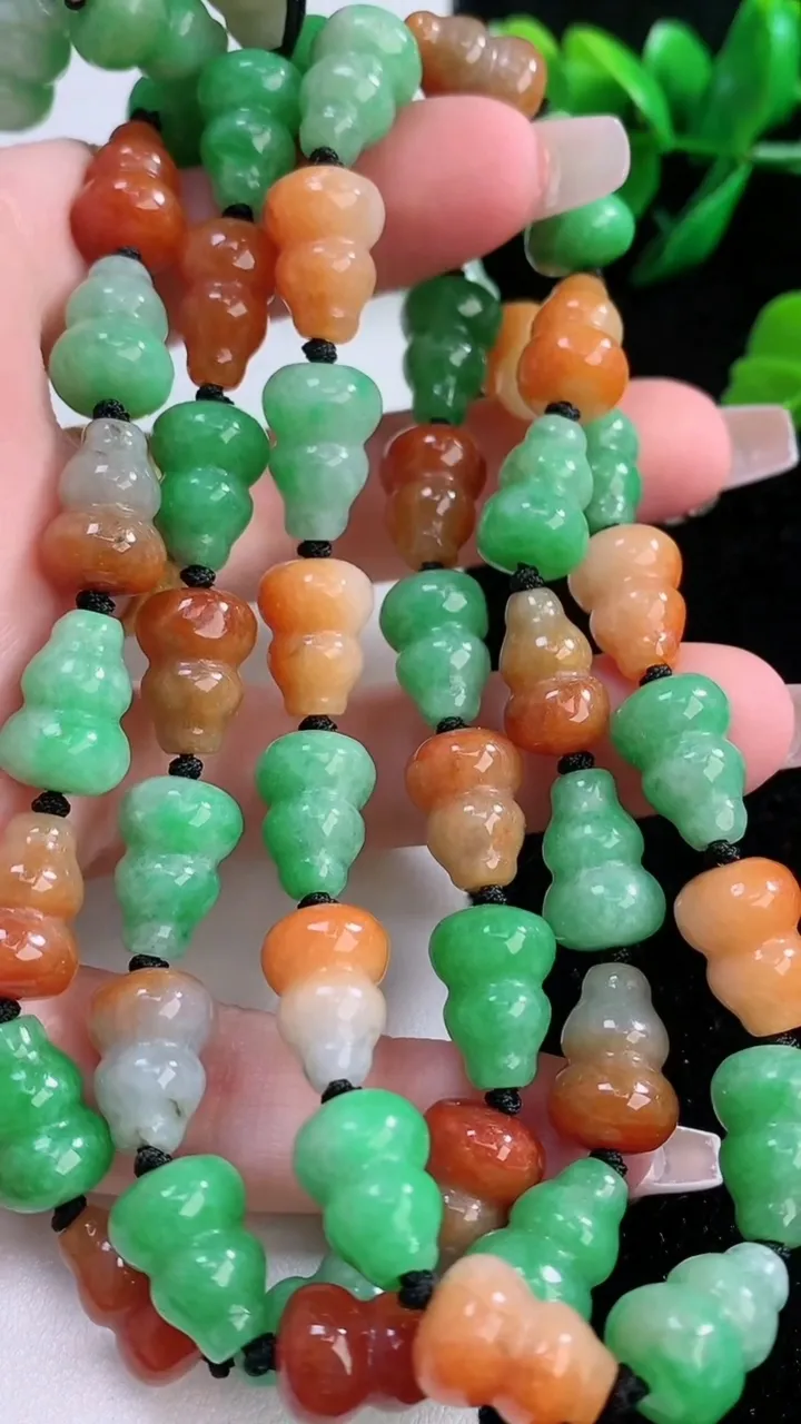天然A货翡翠双彩葫芦项链，尺寸15.2-11-53颗，重量:93.81g12月7日
工厂直销收藏佳品,种好水足，色泽均匀，有种有色，上手高大气！