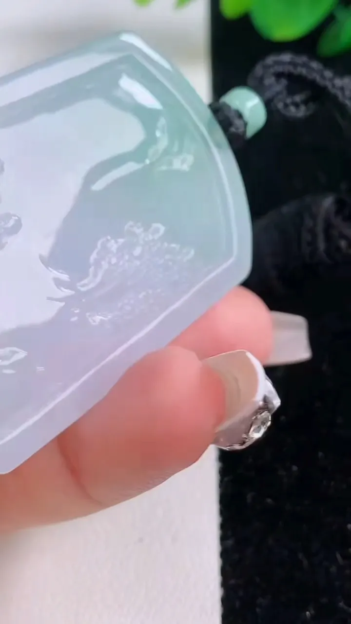 天然A货翡翠山水牌吊坠，尺寸52.3-38-6.2，重量:32.44g
12月7日