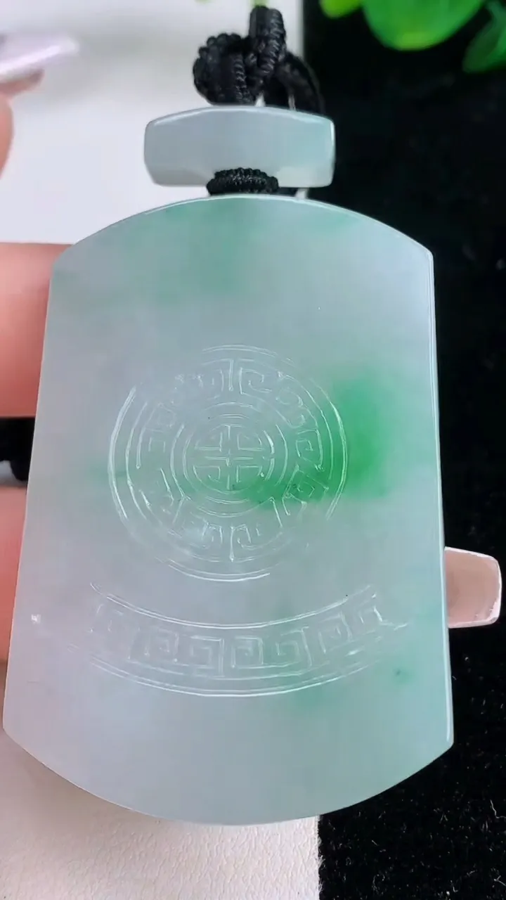 天然A货翡翠仿古无事牌吊坠，尺寸53.7-37-5.7，重量:37.28g
12月7日