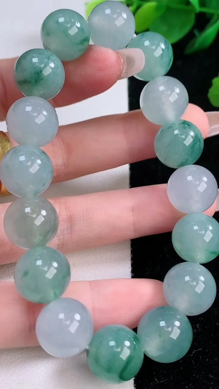 天然A货翡翠种飘花圆珠手串，尺寸12.8-16颗，重量:59.10g12月7日
工厂直销收藏佳品,种好水足，色泽均匀，有种有色，上手高大气！