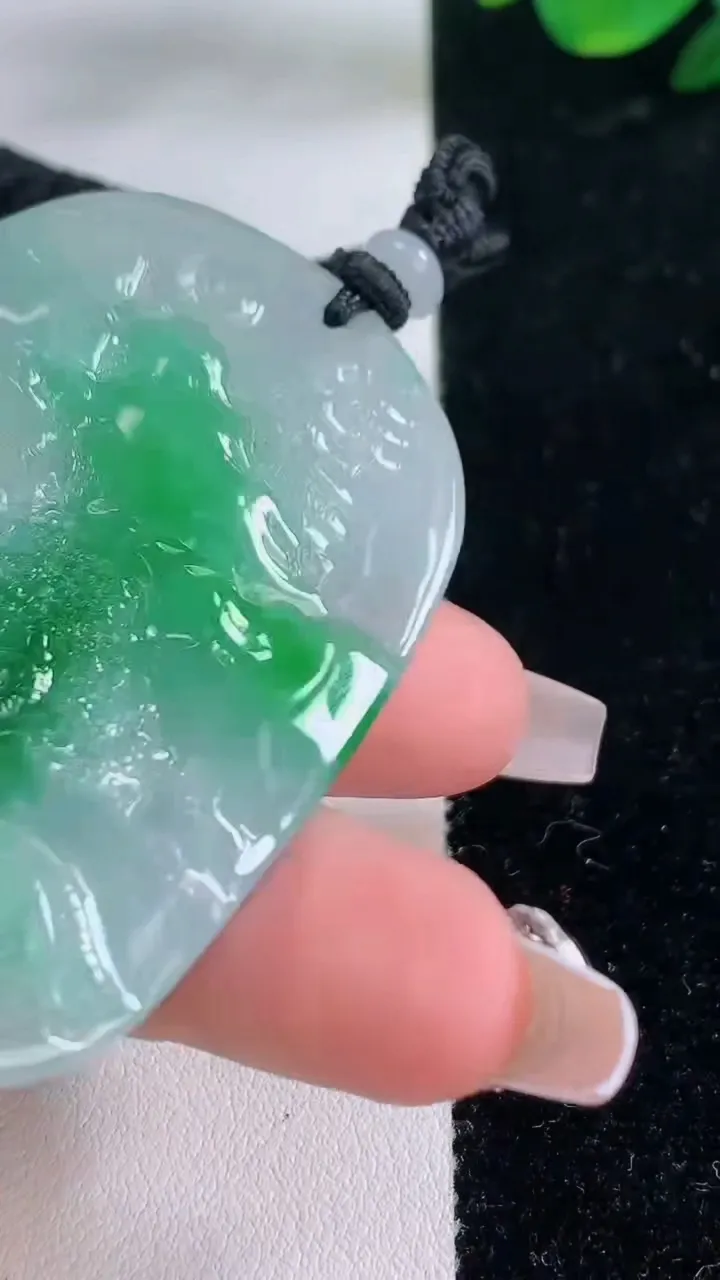 天然A货翡翠山水牌吊坠，尺寸62.6-42.6-5.7，重量:37.95g
12月7日