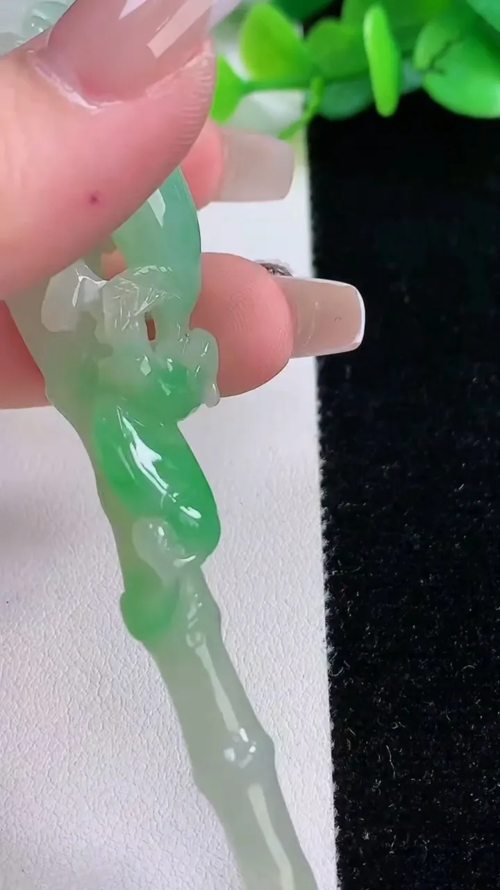 天然A货翡翠竹节烟嘴，尺寸90-21.8-13.6，重:23.38g
12月7日