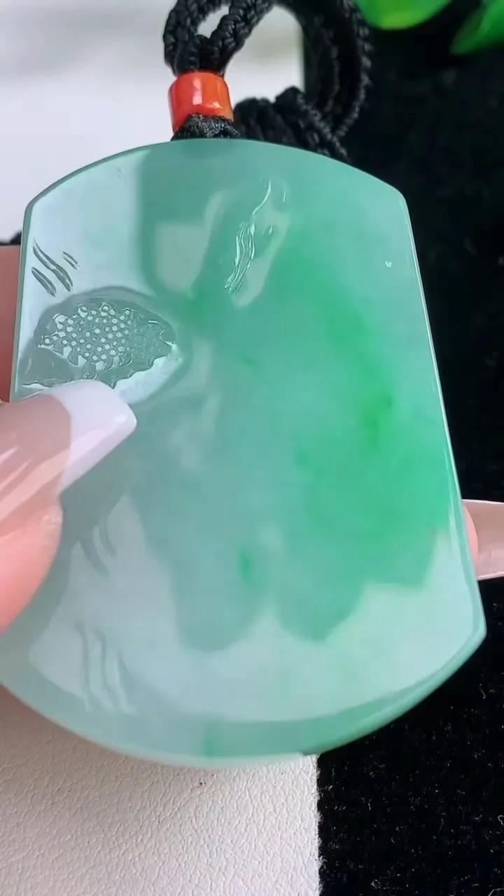 天然A货翡翠山水牌吊坠，尺寸55-39.3-5.8，重量:39.31g
12月7日