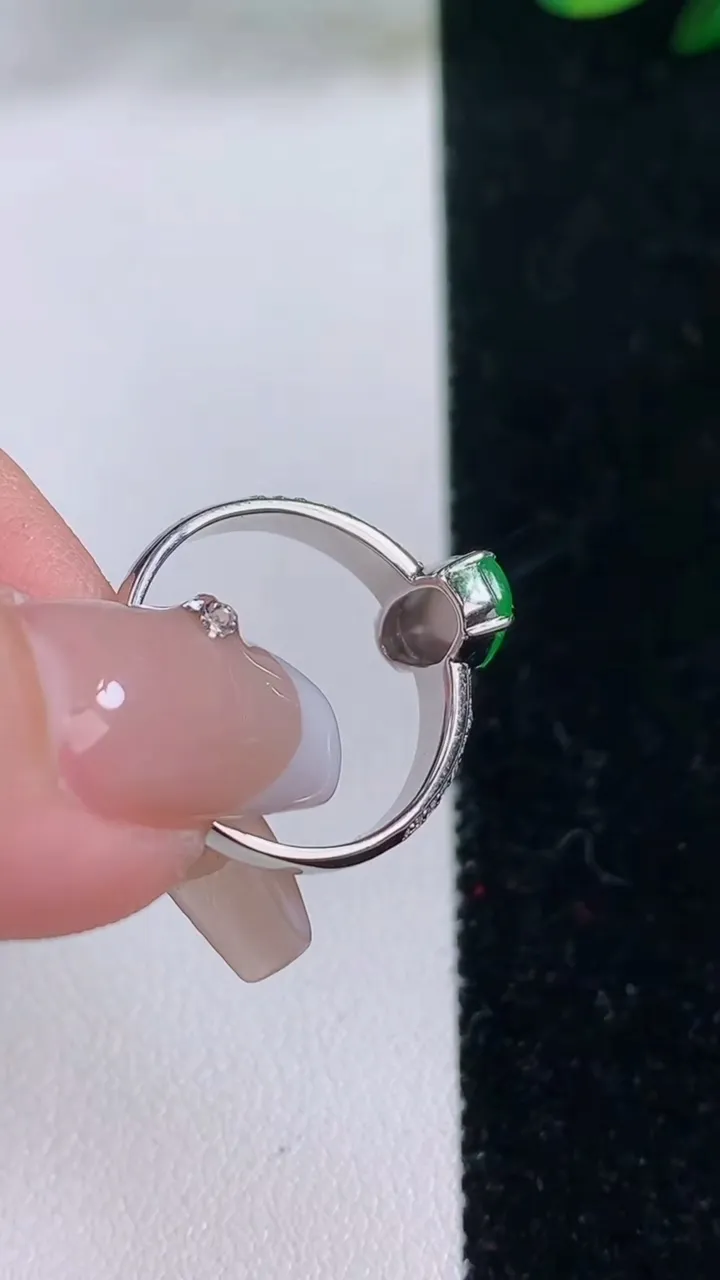 天然A货翡翠随形戒指，尺寸17.6-8-7.6-9.5，重量:2.84g2025年12月7日
工厂直销收藏佳品,种好水足，色泽均匀，有种有色，上手高大气！