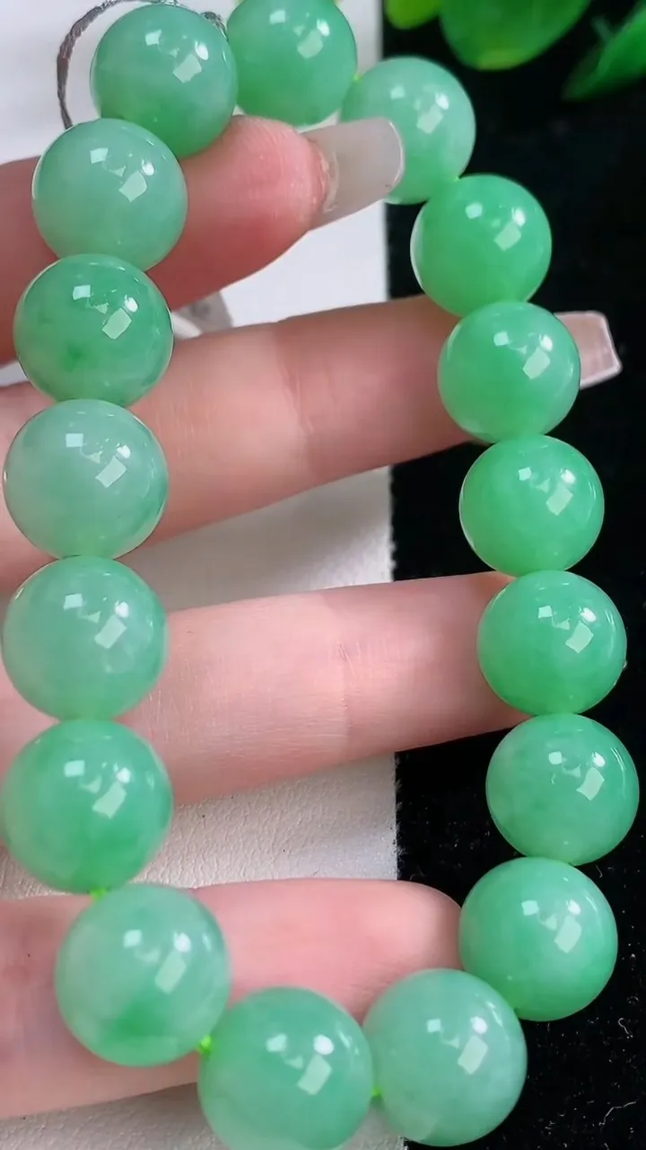 天然A货翡翠圆珠手串，尺寸11.4-17颗，重量:44.20g12月7日
工厂直销收藏佳品,种好水足，色泽均匀，有种有色，上手高大气！