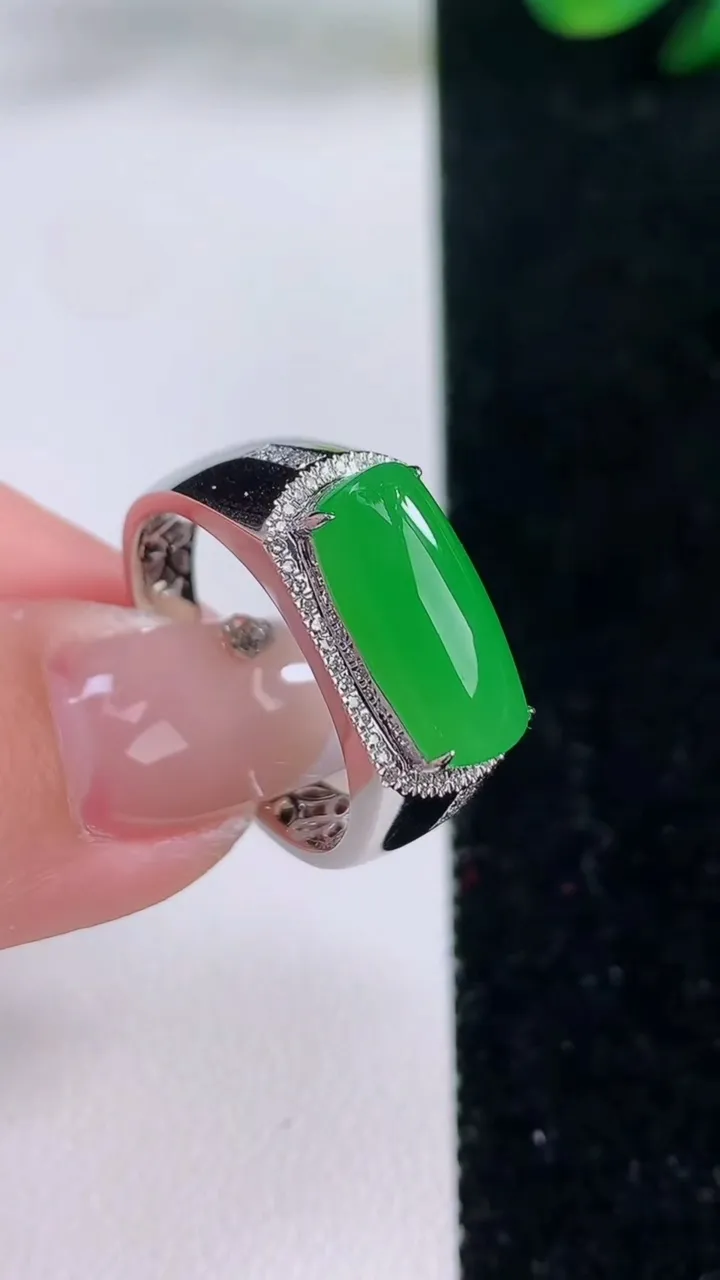 天然A货翡翠马鞍戒指，尺寸19.8-14.4-7-7.2，重量:4.80g2025年12月7日
工厂