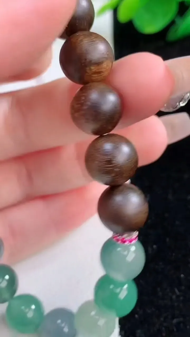 天然A货翡翠种蓝水圆珠手串，尺寸10，重量:21.91g12月7日
工厂直销收藏佳品,种好水足，色泽均匀，有种有色，上手高大气！