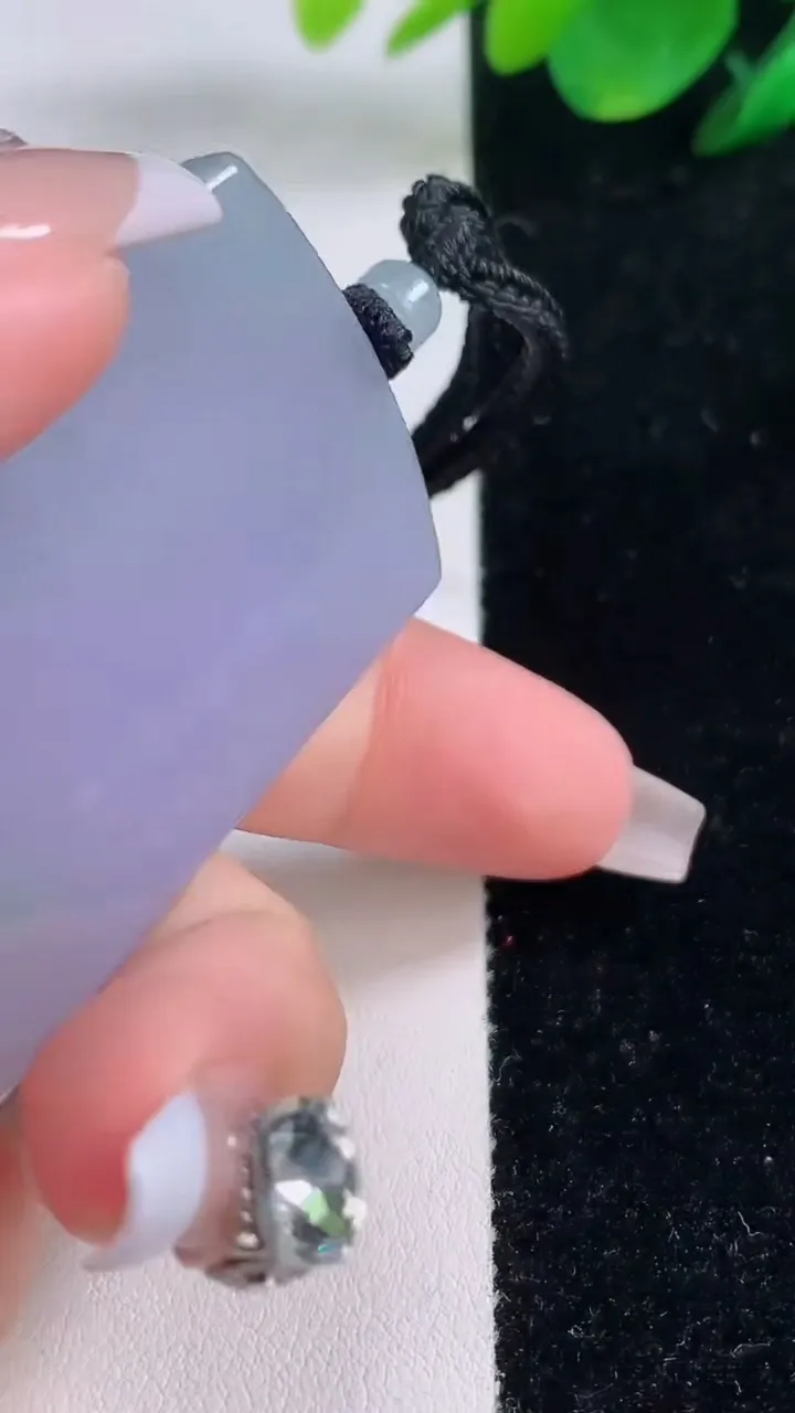 天然A货翡翠春带彩紫罗兰无事牌吊坠，尺寸51.4-34-5.8，重量:34.34g
12月7日