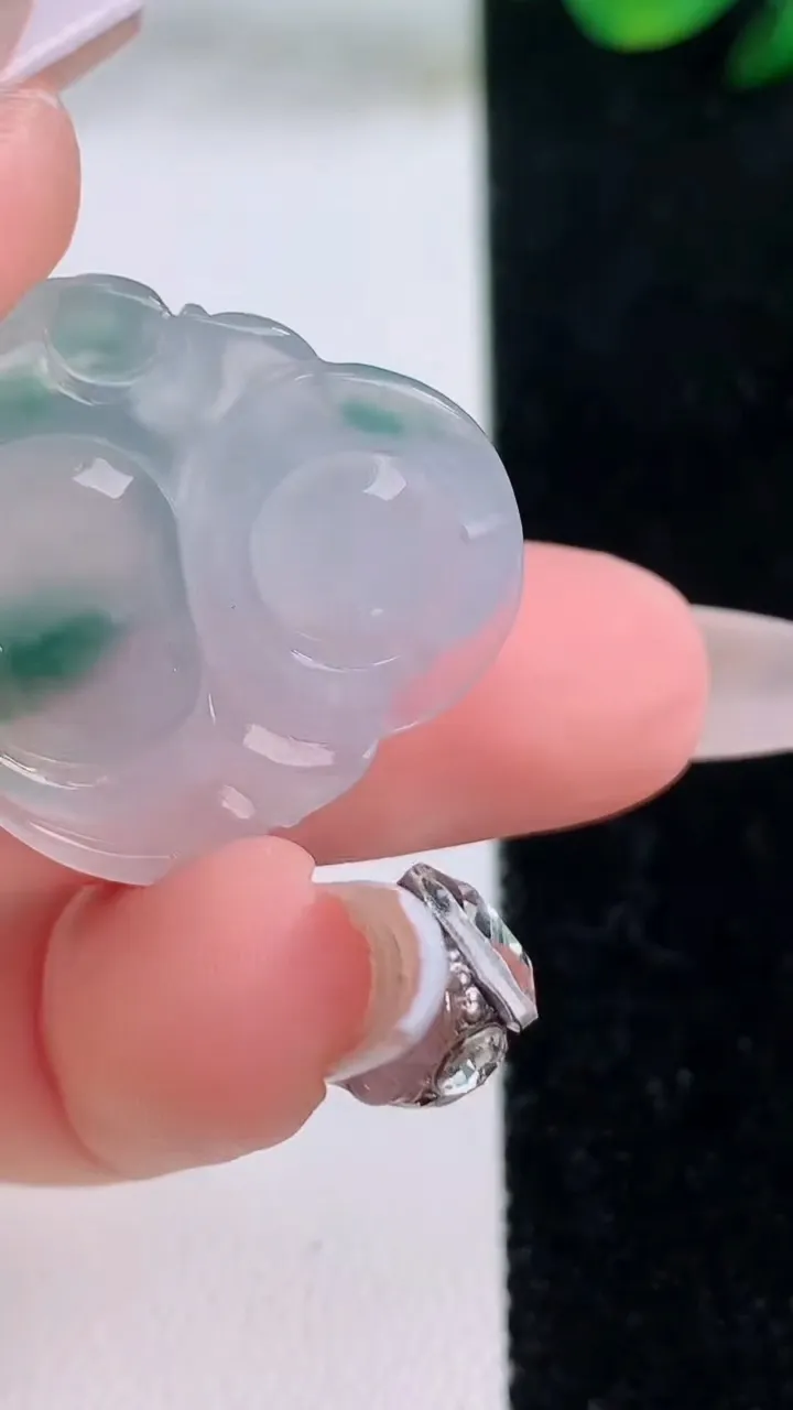 天然A货翡翠种飘花佛公吊坠，尺寸25.6-27.2-5.6，重量:5.98g
12月7日