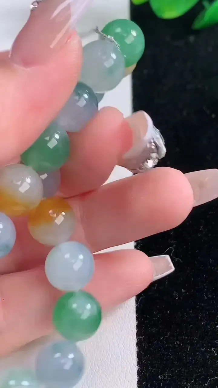 天然A货翡翠三彩圆珠手串，尺寸10-19颗，重量:32.50g12月7日
工厂直销收藏佳品,种好水足，色泽均匀，有种有色，上手高大气！
