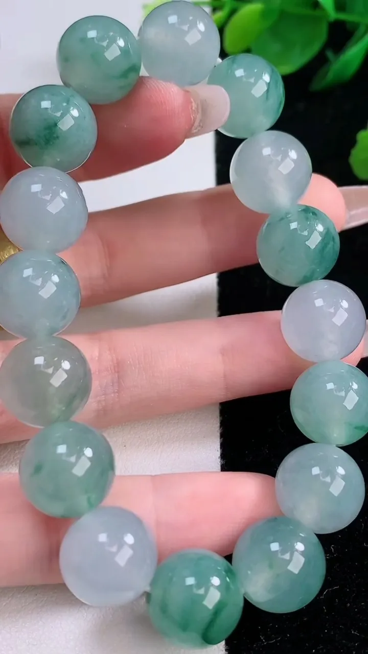 天然A货翡翠种飘花圆珠手串，尺寸12.8-16颗，重量:59.10g12月7日
工厂直销收藏佳品,种