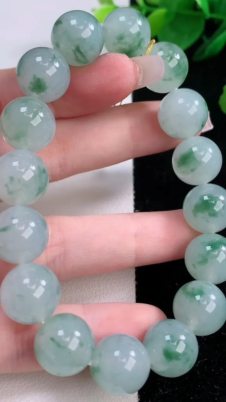 天然A货翡翠种飘花圆珠手串，尺寸12.6-16颗，重量:58.36g12月7日
工厂直销收藏佳品,种好水足，色泽均匀，有种有色，上手高大气！