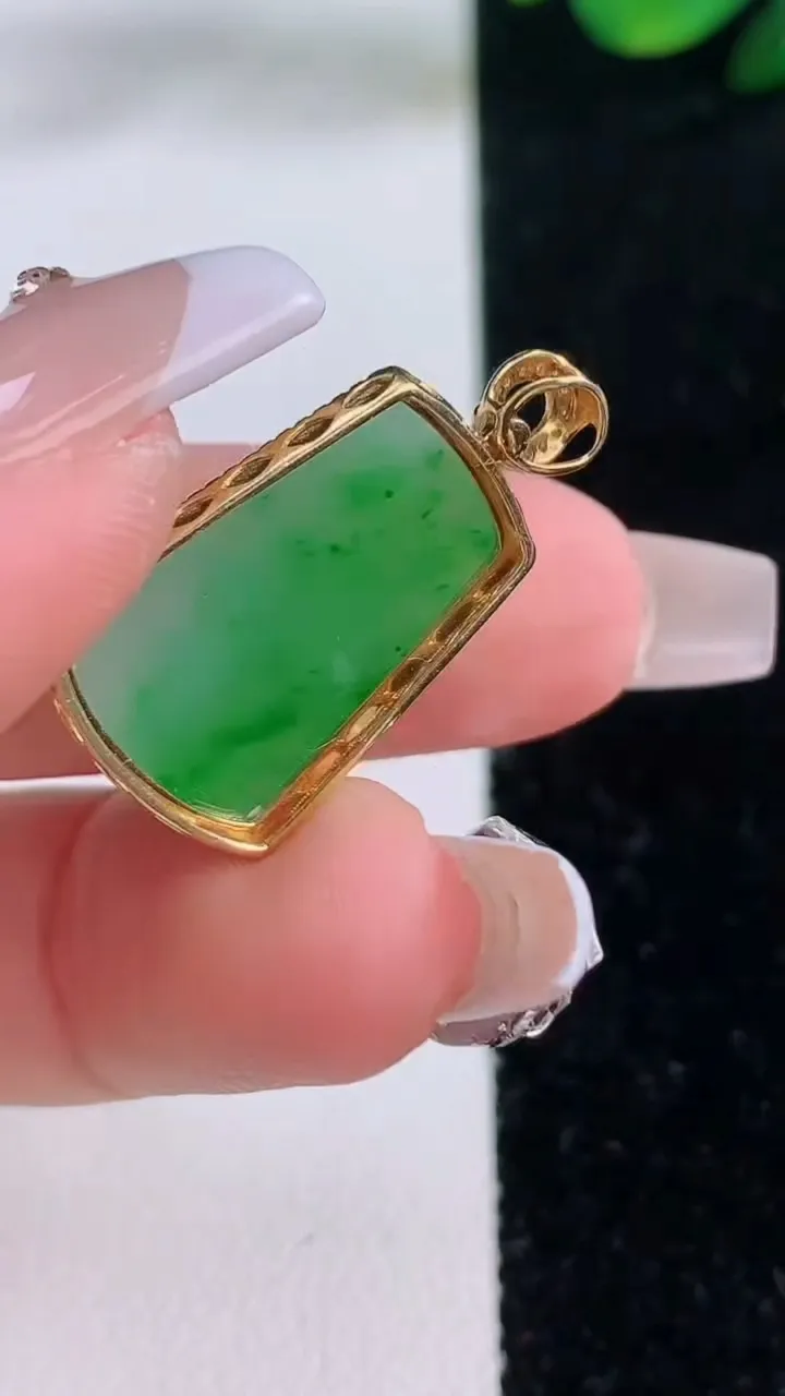 天然A货翡翠无事牌吊坠，尺寸26.6-15.5-3.9，裸石19-14重量:2.53g
12月7日