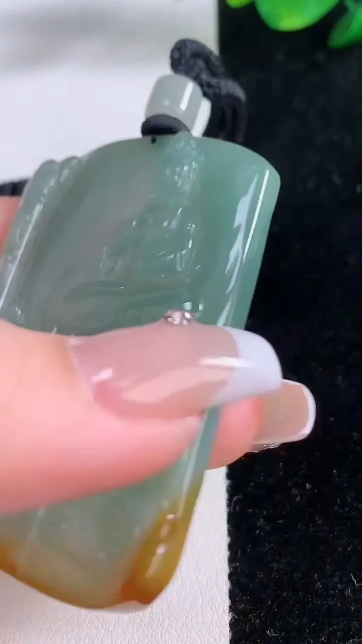 天然A货翡翠双彩观音菩萨吊坠，尺寸60.3-39.3-4.4，重量:35.32g
12月7日