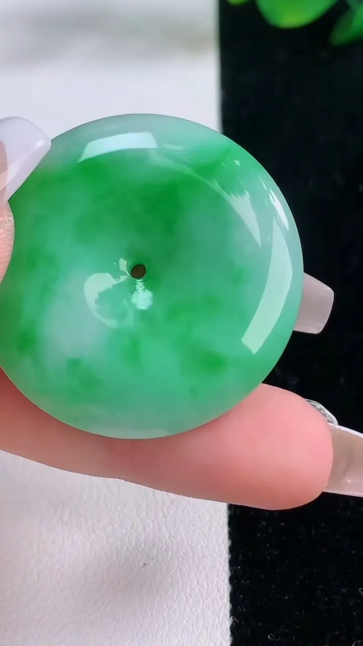 天然A货翡翠平安扣吊坠，尺寸34.6-5.8，重量:16.21g
12月7日