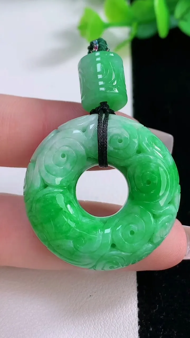 天然A货翡翠雕花平安环吊坠，尺寸32.3-11，重:22.58g
12月7日