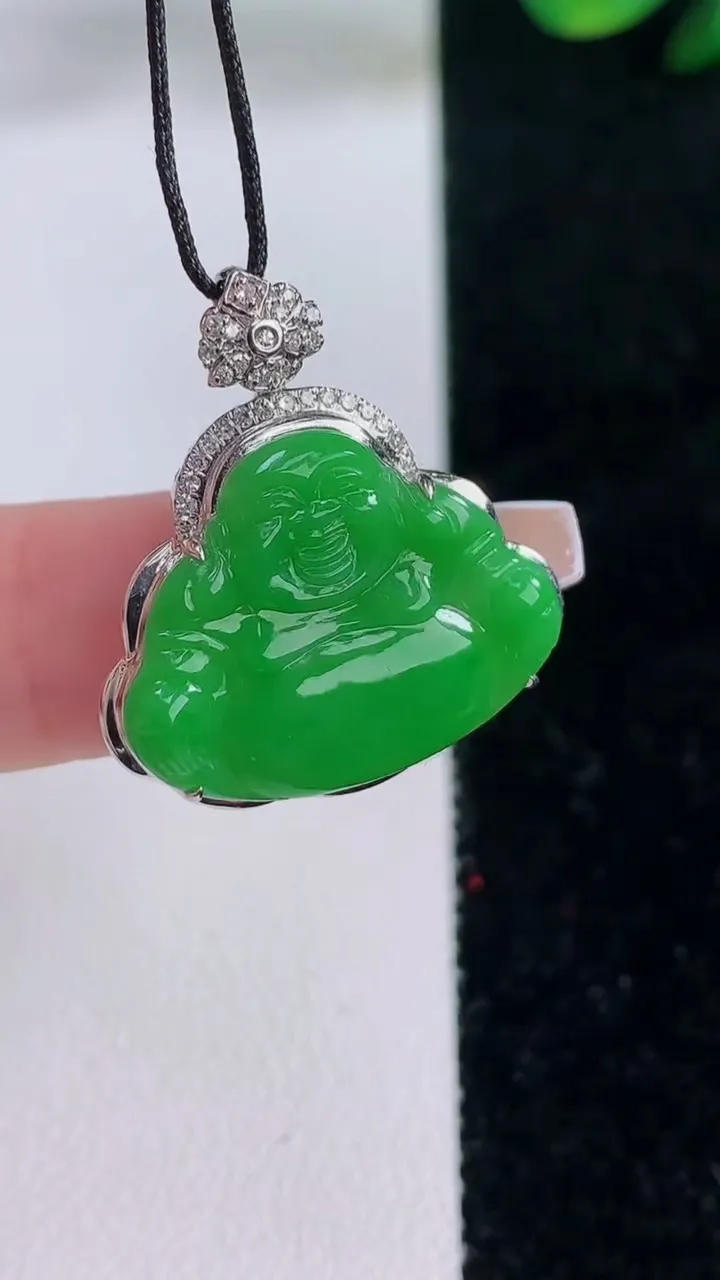 天然A货翡翠佛公吊坠，尺寸25.6-23.3-6，裸石17-21.8重量:2.70g
12月7日