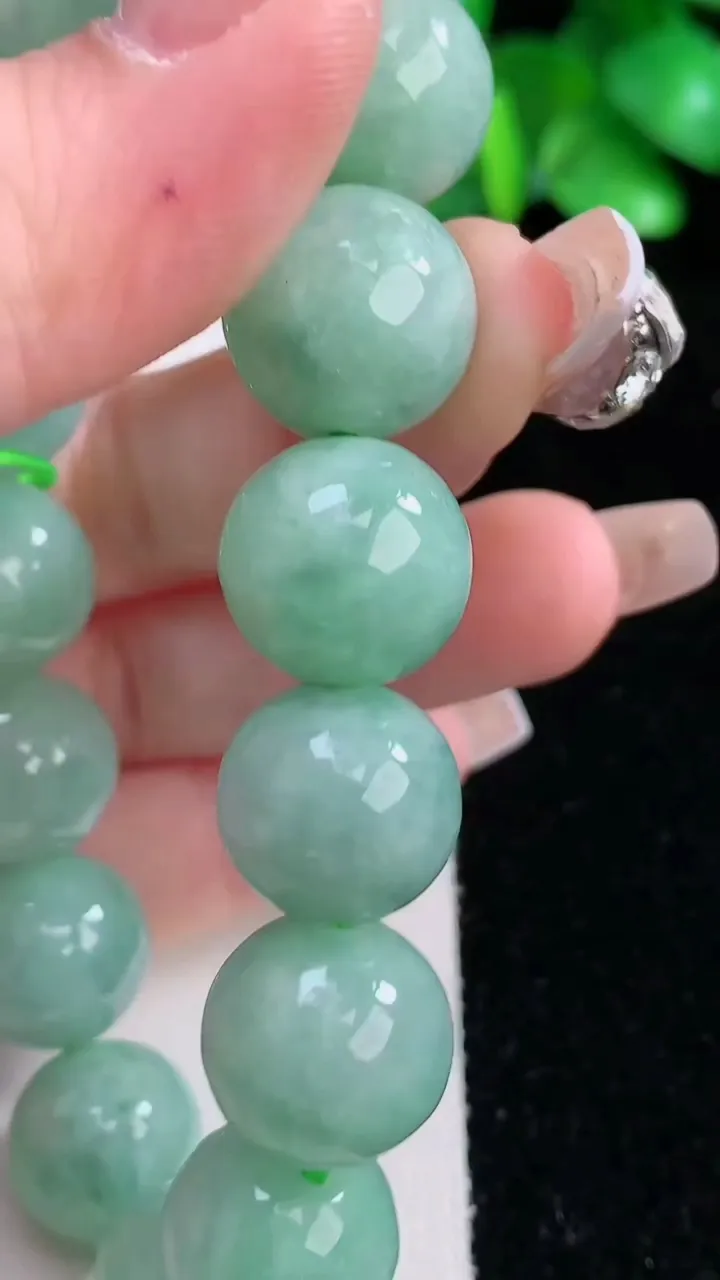 天然A货翡翠圆珠手串，尺寸13.5-15颗，重:62.50g12月7日
工厂直销收藏佳品,种好水足，色泽均匀，有种有色，上手高大气！