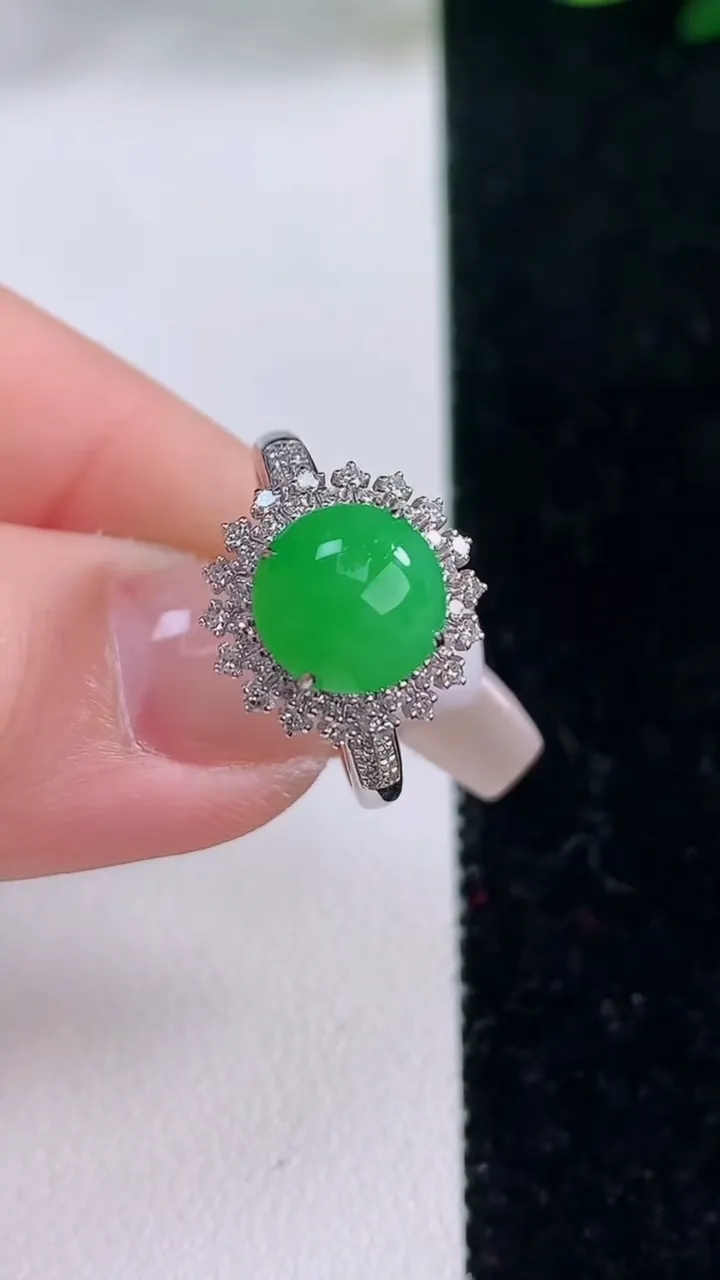 天然A货翡翠蛋面戒指，尺寸17.7-8.7-5.6-5，重量:1.94g2025年12月7日
工厂直销收藏佳品,种好水足，色泽均匀，有种有色，上手高大气！