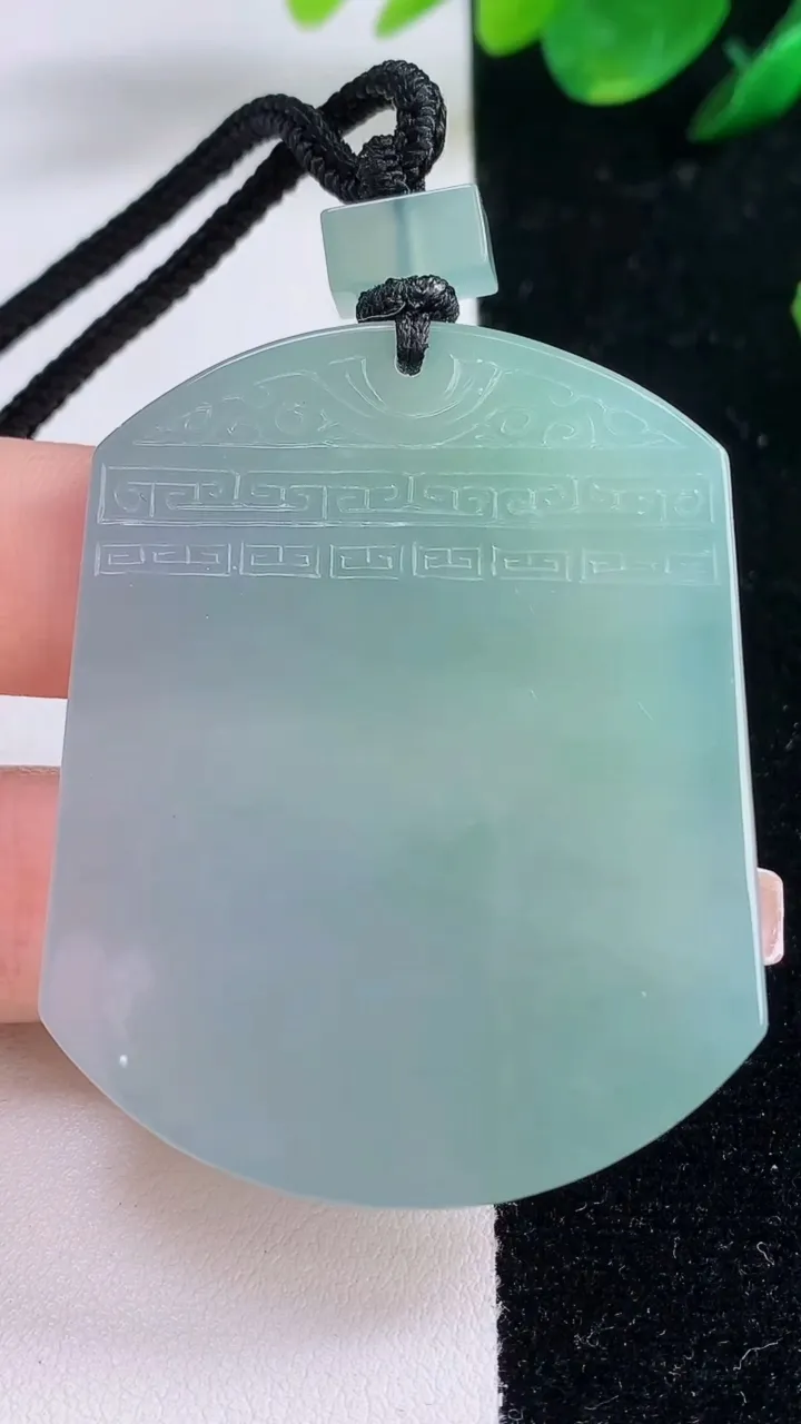 天然A货翡翠仿古无事牌吊坠，尺寸52.5-41.8-5，重量:36.56g
12月7日