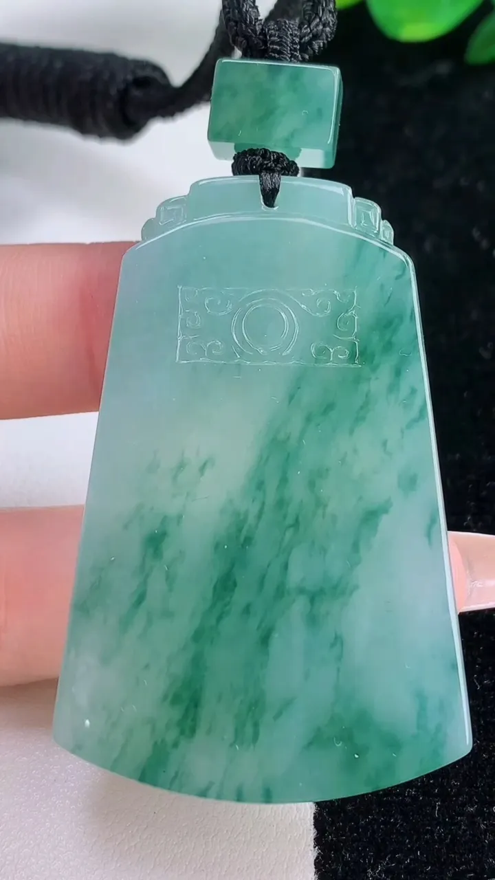 天然A货翡翠种飘花仿古无事牌吊坠，尺寸54-33.5-6，重量:36.15g
12月7日