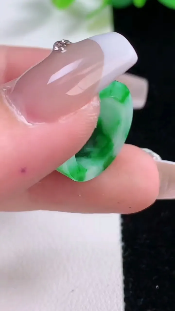 天然A货翡翠路路通吊坠，尺寸18.5-13.8-2.7，重:5.75g
12月7日