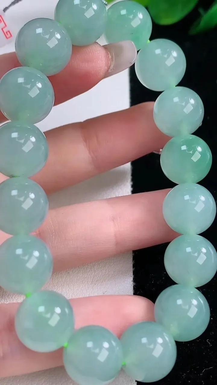天然A货翡翠圆珠手串，尺寸12-16颗，重量:48.73g12月7日
工厂直销收藏佳品,种好水足，色泽均匀，有种有色，上手高大气！