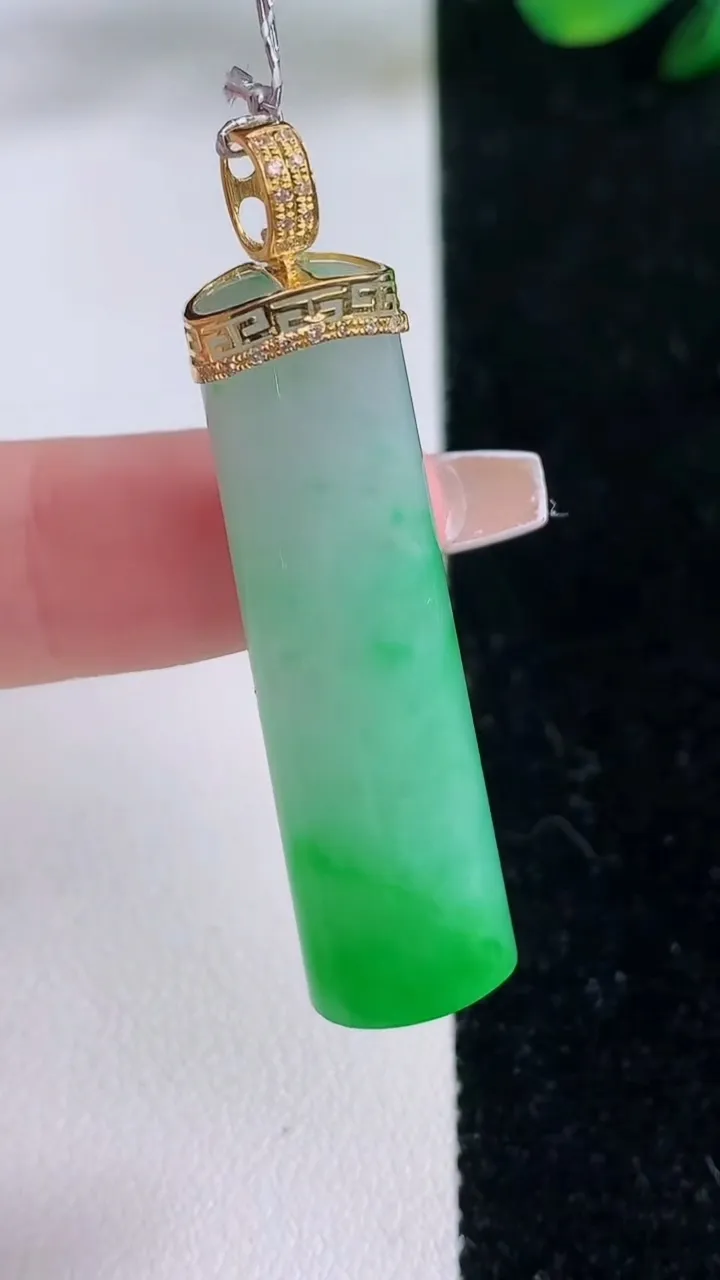 天然A货翡翠无事牌吊坠，尺寸42-11.5-7.3，重量:9.96g
12月7日