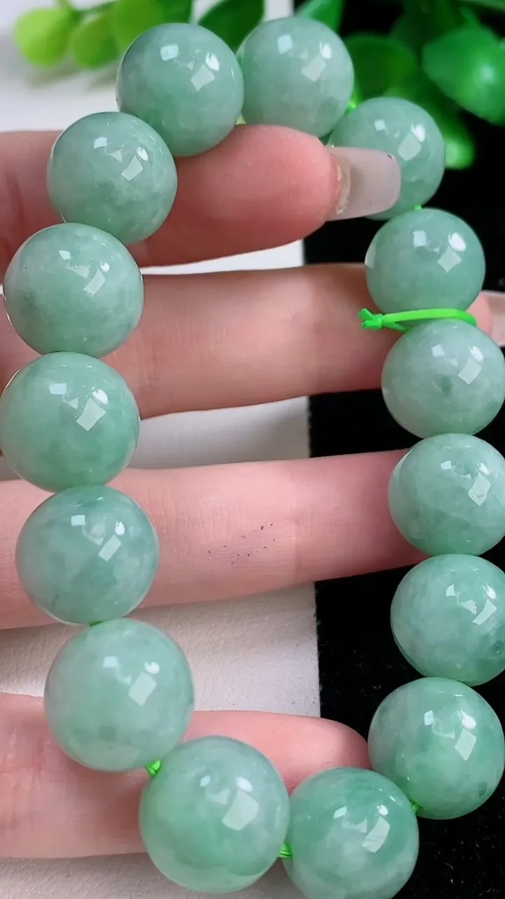 天然A货翡翠圆珠手串，尺寸13.5-15颗，重:62.50g12月7日
工厂直销收藏佳品,种好水足，