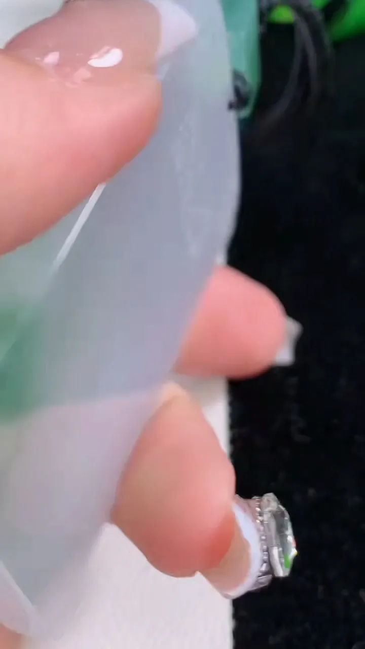 天然A货翡翠种飘花仿古无事牌吊坠，尺寸61-35.3-5.6，重量:43.92g
12月7日