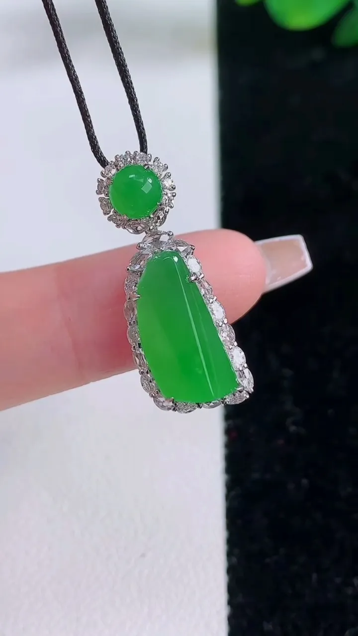 天然A货翡翠随形吊坠，尺寸26.6-10.3-8.8，裸石14.3-7.2，重量:3.23g
12月