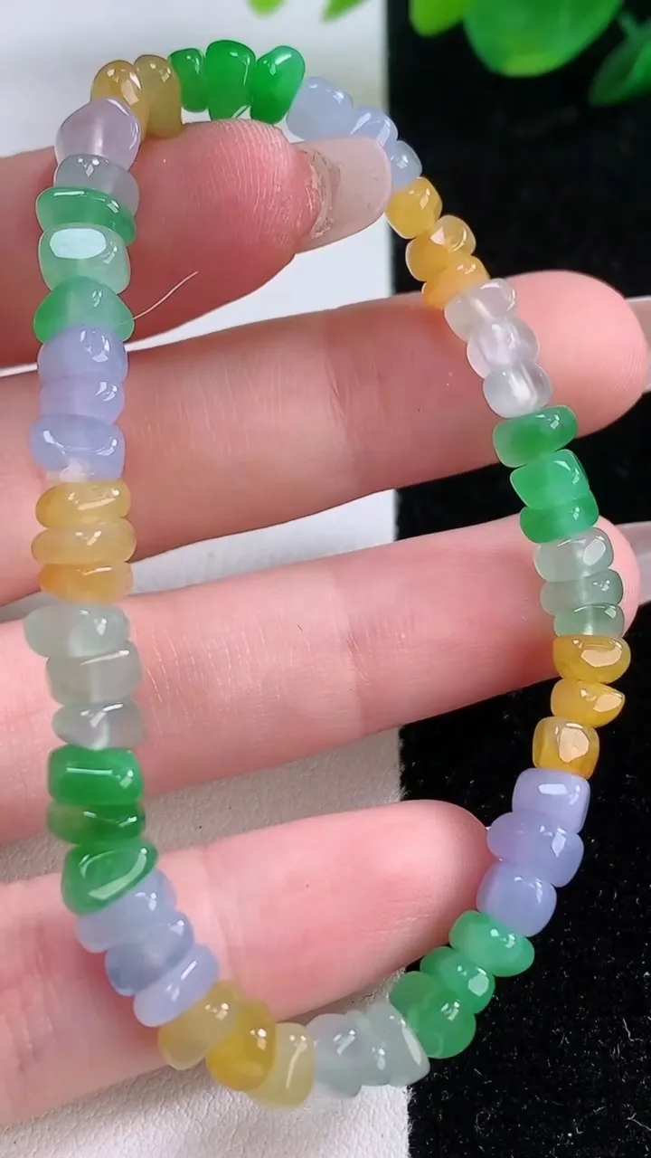 天然A货翡翠种三彩原石手串，尺寸5.6-3.9-3.5-55颗，重量:11.52g12月7日
工厂直销收藏佳品,种好水足，色泽均匀，有种有色，上手高大气！
