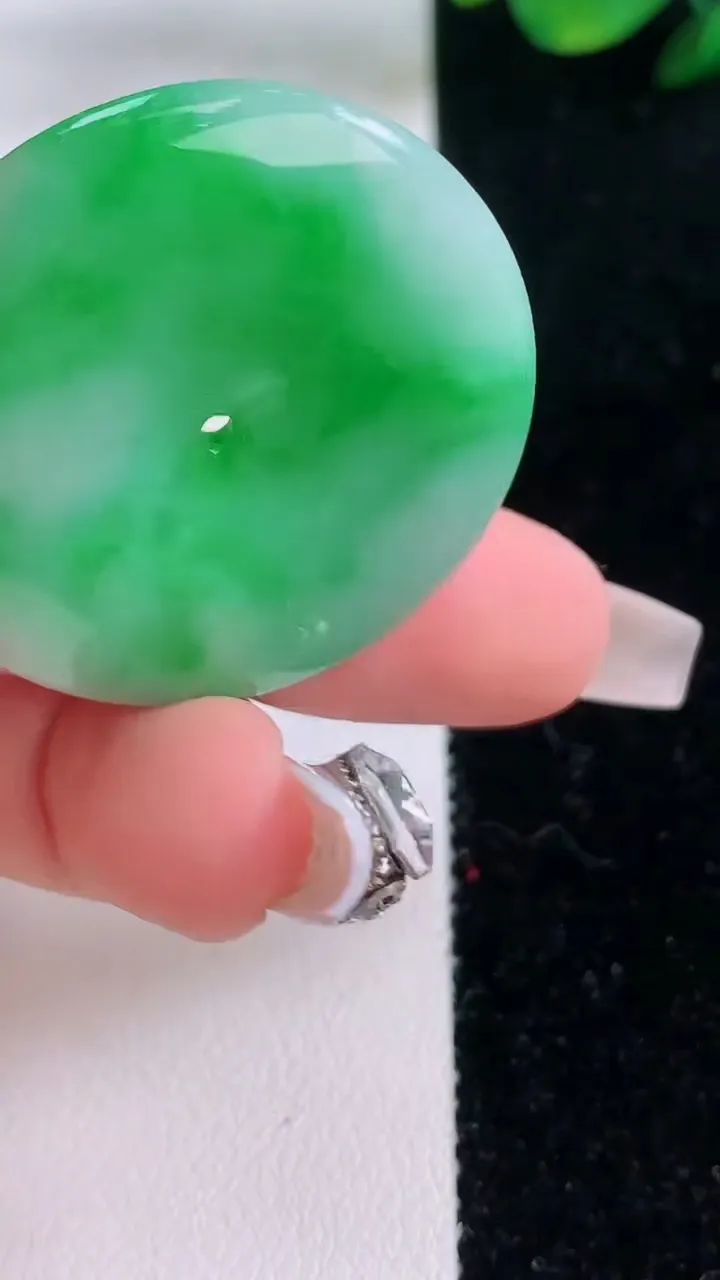 天然A货翡翠平安扣吊坠，尺寸34.6-5.8，重量:16.21g
12月7日